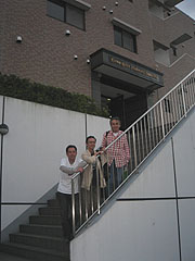 こちらも奥井邸の前で奥井、橋本、山口。ジャケット写真みたいなナイスなショットは森岡...