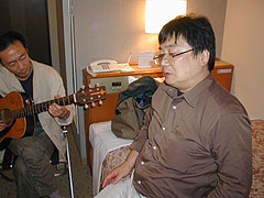 ホテルに帰り翌日の打ち合わせを始めたもののほとんど死亡寸前の森岡と元気にギターを弾く橋本...