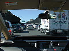 首都高速も混んでいたが何なんだ、この東名高速の混み方は！　東名高速の入口にて