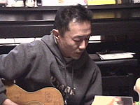 2003年最初の記念すべき新曲「ヒューマン・ソング」を発表する橋本。今年も名曲、書きまっせ〜！