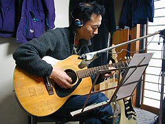 「夢のつづき」で急遽アコースティック・ギターによるソロをプレイする橋本