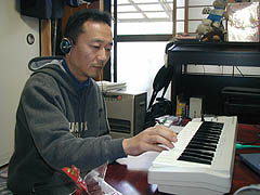 「美しき詩たち」のピアノをレコーディングする橋本！
