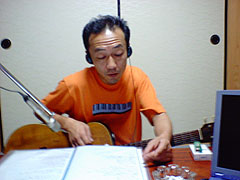 山科スタジオでのデモ録音でアコースティックギターを弾く橋本...