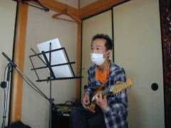 マスクを付けてギターを弾く橋本の珍しいショット...