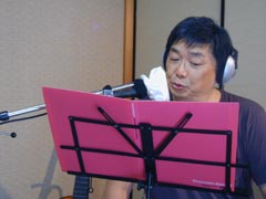 複雑な表情で森岡が歌うのは日本人の心？